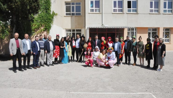 Başkan Ferhat Yılmaz, yıl sonu sergisine katıldı