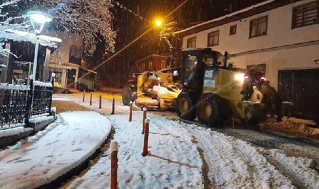İnegöl Belediyesi Kar Yağışıyla Beraber Harekete Geçti