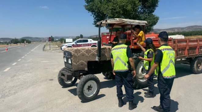 Yozgat’ta İl Jandarma Komutanlığı ekipleri traktör kullanıcılarını uyardı