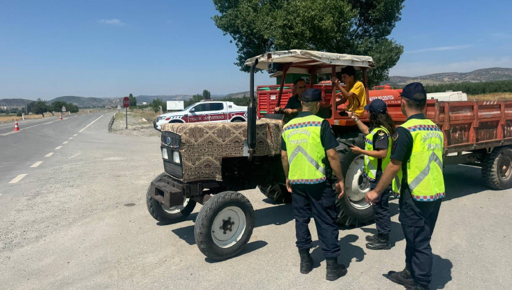 Yozgat’ta İl Jandarma Komutanlığı ekipleri traktör kullanıcılarını uyardı