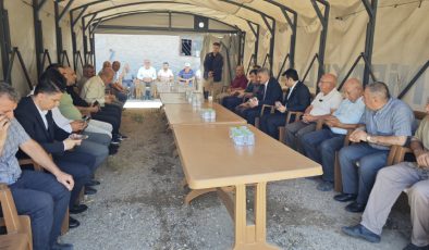 Vali Özkan, Başkan Sarıaslan’ın ailesine taziye ziyaretinde bulundu