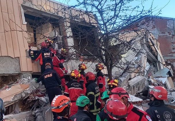 Bakan Yerlikaya açıkladı: Enkaz altında 5 kişi var