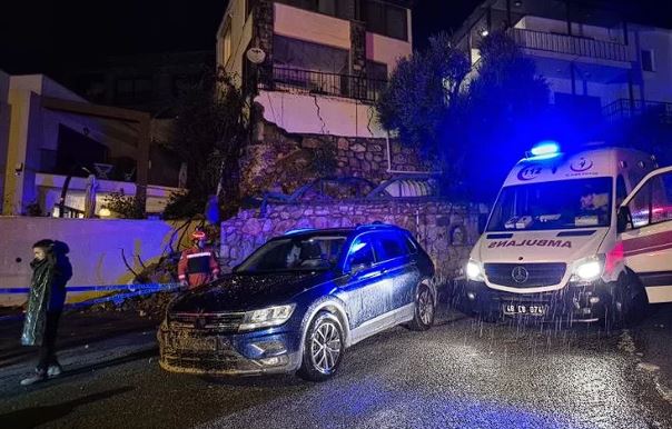 Bir binanın istinat duvarı çöktü, 9 kişi tahliye edildi