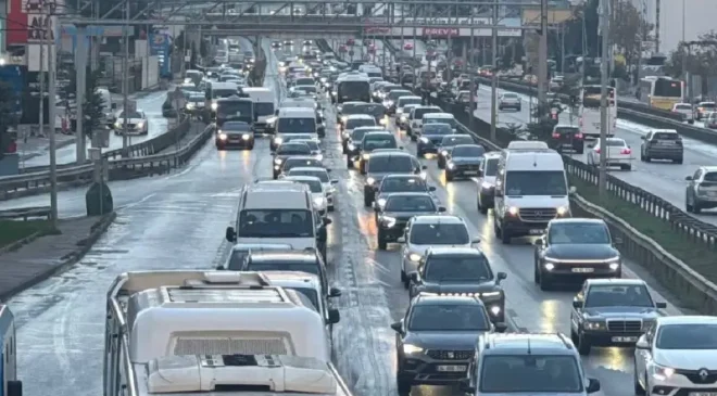 İstanbul’da haftanın ilk gününde trafik yoğunluğu: Anadolu Yakası %80’e dayandı