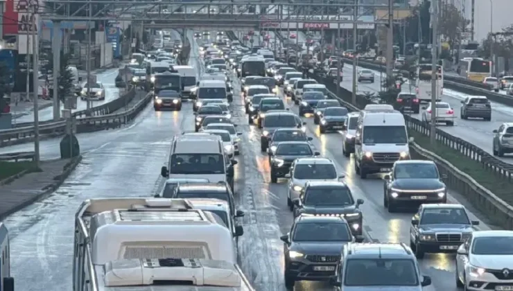 İstanbul’da haftanın ilk gününde trafik yoğunluğu: Anadolu Yakası %80’e dayandı